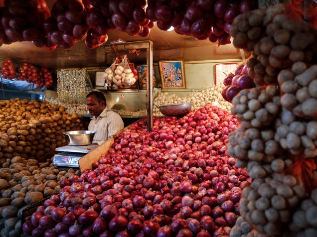 Vendedor espera por clientes em sua banca, em Mumbai, na Índia. A inflação de alimentos no país alcançou 0,11% em dezembro, registrando seis meses consecutivos de alta