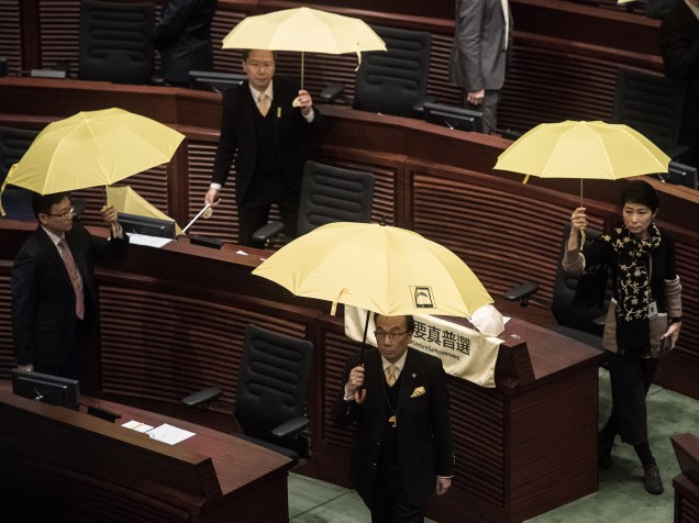 Parlamentares pró-democracia com guarda-chuvas amarelos, símbolo do movimento em prol da autonomia política de Hong Kong, durante o discurso anual do chefe-executivo da cidade, Leung Chun-ying. No pronunciamento, ele defendeu a submissão política de Hong Kong à China