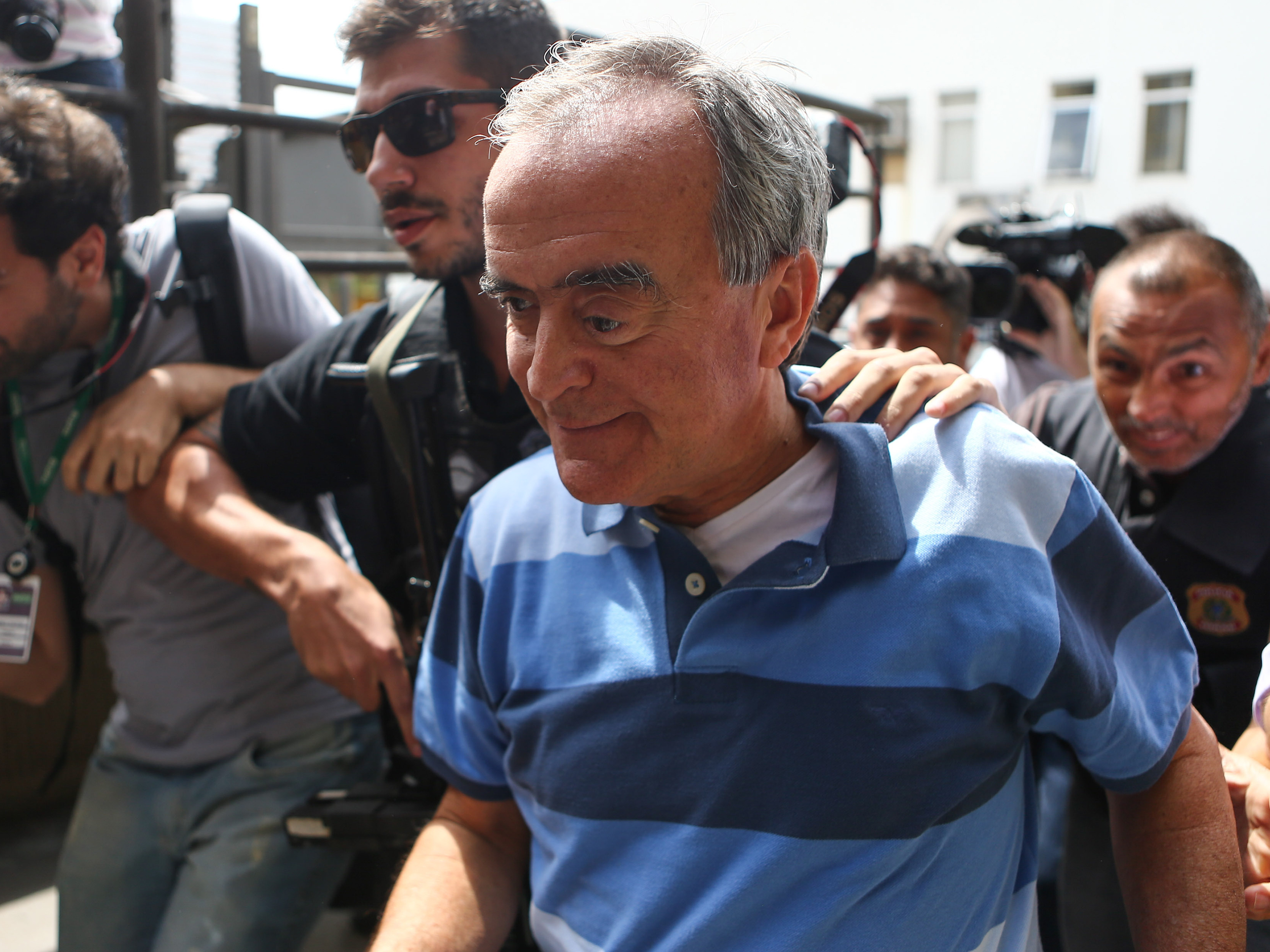 Nestor Cerveró na chegada ao Instituto Médico Legal (IML) de Curitiba (PR). A Polícia Federal informou que o ex-diretor da Petrobras foi preso preventivamente por ter feito movimentações financeiras suspeitas após ser denunciado pelo Ministério Público Federal