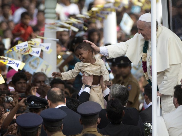 Papa Francisco toca a cabeça de uma criança durante sua visita em Nadhu, no Sri Lanka