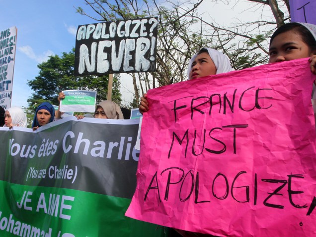 Estudantes muçulmanos e líderes religiosos protestam em Marawi, cidade de maioria islamita no sul das Filipinas. A manifestação com cerca de 1.500 pessoas pediu que a França se retrate ao Islã quanto às charges do Charlie Hebdo