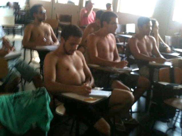 Alunos do curso de engenharia tiraram a camisa para aguentar o calor dentro da sala de aula da Uerj. A sensação térmica no Rio de Janeiro nessa terça-feira (14/01)
