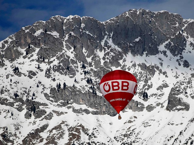 Um balão flutua entre os alpes austríacos da aldeia de Filzmoos, durante um campeonato internacional da modalidade