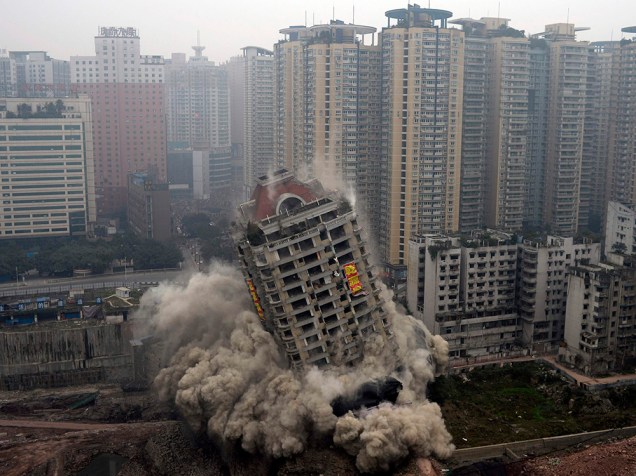 Os 22 andares de um prédio desmoronam após a demolição por explosivos como parte de um projeto de urbanização em Chongqing, na China
