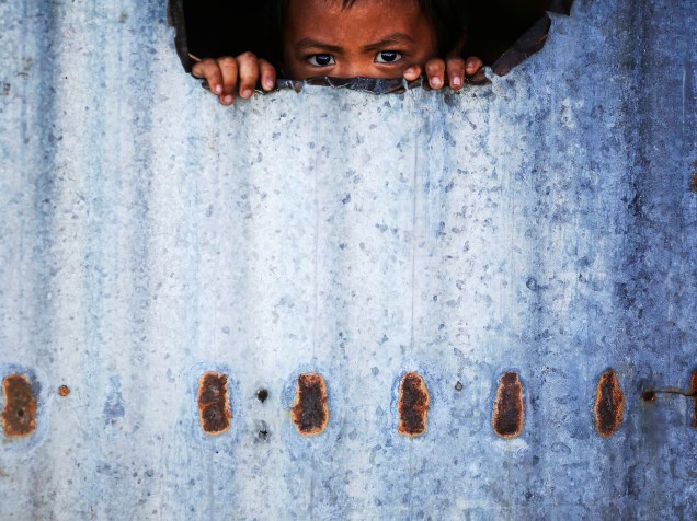 Menino fotografado no interior de uma casa improvisada em Tacoblan, nas Filipinas. A cidade que foi destruída pelo tufão Hayan em 2013, receberá a visita do papa Francisco - 15/01/2015