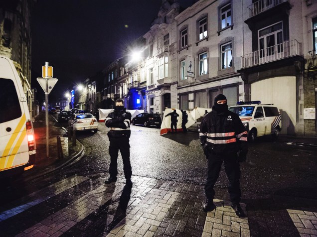 Polícia bloqueia rua alvo de operação antiterrorismo na cidade de Verviers, na Bélgica. Dois terroristas foram mortos e um ficou gravemente ferido - 15/01/2015