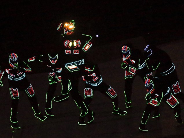 Figurantes usam trajes iluminados durante a cerimônia de abertura do Mundial de Handebol em Doha, no Catar - 15/01/2015