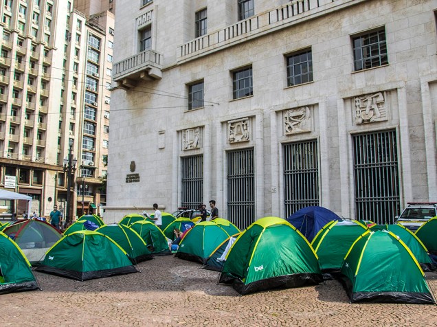 Manifestantes acampam em frente a Prefeitura de São Paulo, no centro da capital paulista, reivindicando ampliação do passe livre no transporte público para todos os estudantes, nesta quinta-feira (15)
