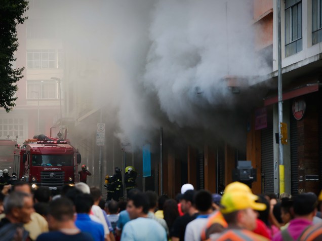 Incêndio de grande proporção atinge shopping popular na rua 25 de Março, na região central de São Paulo, nesta quinta-feira