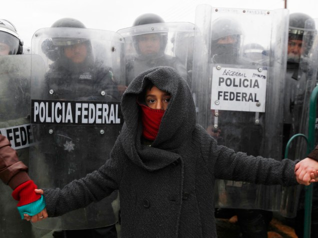 Estudante durante uma manifestação em prol dos 43 estudantes desaparecidos em 2014, na cidade de Iguala, no México