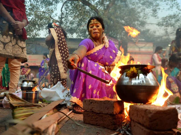 Devota hindu cozinha prato doce tradicional durante celebração do Pongal em Mumbai O festival indiano em agradecimento pela colheita é celebrado no estado de Tamil Nadu
