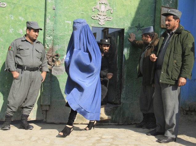 Mulher sai da prisão ao ser perdoada por seu delito pelo presidente afegão, Ashraf Ghani. Ao todo, 27 prisioneiros, incluindo nove mulheres, que tinham menos de um ano de pena foram liberados em razão da celebração do aniversário do profeta Maomé