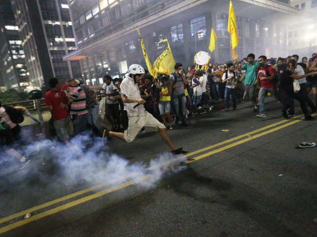 Manifestantes entram em confronto com a polícia nos arredores do prédio da Prefeitura de São Paulo durante o 2º grande ato contra o reajuste da tarifa do transporte público na cidade, organizado pelo Movimento Passe Livre - 16/01/2015
