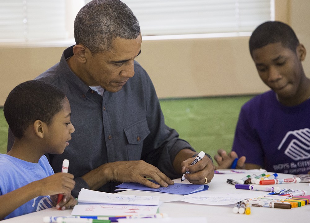 O presidente dos Estados Unidos, Barack Obama, participa de um projeto de alfabetização de crianças e jovens, em Washington