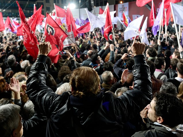 Seguidores de Alexis Tsipras, líder do partido esquerdista, durante um comício no centro de Atenas, na Grécia. O país terá eleições presidenciais no próximo domingo (25)