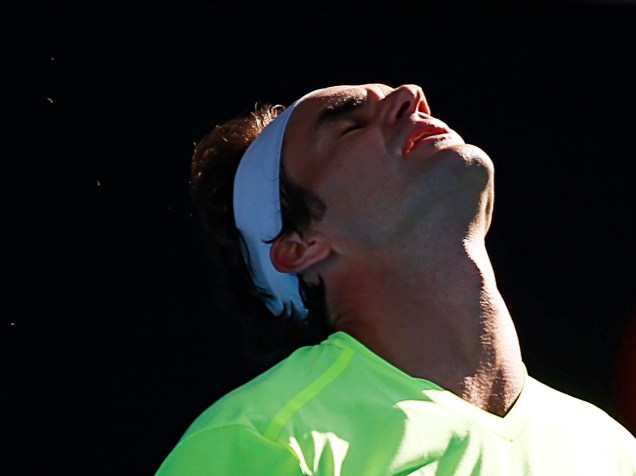 O suíço Roger Federer reage após perder foi eliminado após ser derrotado pelo italiano Andreas Seppi na terceira rodada do Aberto da Austrália - 23/01/2015