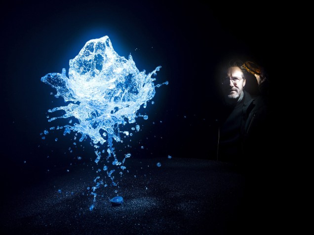 O artista dinamarquês Olafur Eliasson apresenta uma de suas obras, Big Bang Fountain (Fonte do Big Bang), durante exposição, em Paris - 23/01/2015