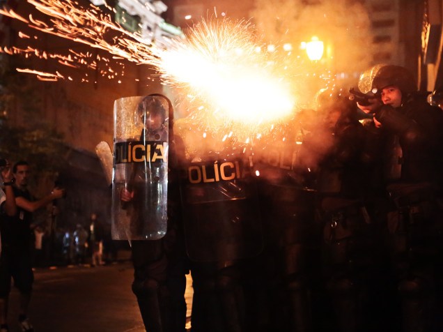 Protesto contra a alta das tarifas do transporte público em São Paulo terminou em confronto e correria na região central de São Paulo - 23/01/2015