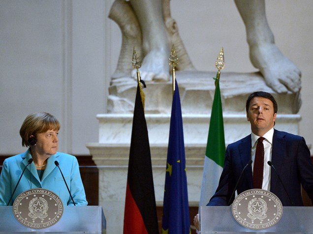 A chanceler alemã Angela Merkel durante coletiva de imprensa com o Primeiro-ministro italiano Matteo Renzia, na Galleria dellAccademia no centro de Florença, Itália