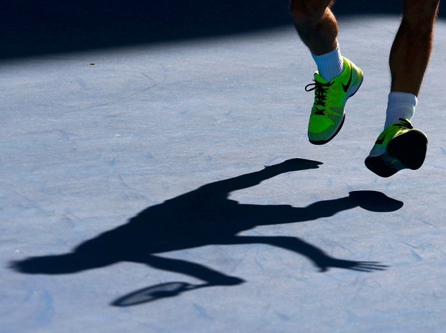 A sombra do tenista Roger Federer, da Suíça, é vista durante partida da terceira rodada do Aberto da Austrália, em Melbourne. Federer foi eliminado pelo italiano Andreas Seppi, em seu pior desempenhos dos últimos 14 anos de torneio