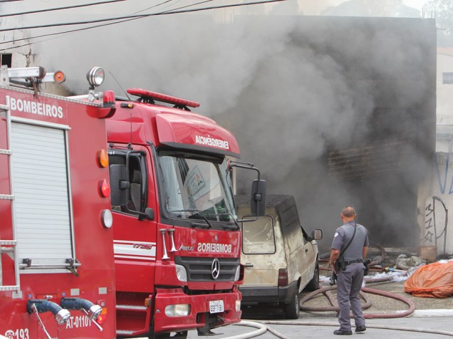Um incêndio de grandes proporções atingiu um depósito na manhã desta sexta feira (23), no bairro Cidade Dutra, zona sul de São Paulo