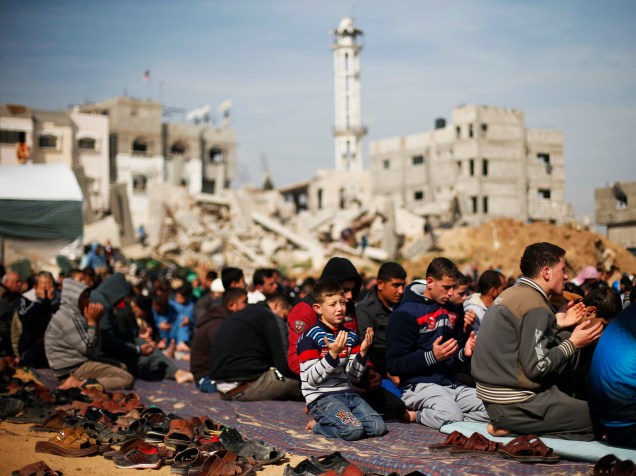 Na Cidade de Gaza, palestinos realizam a oração muçulmana semanal, às sextas, próximos de casas que, ao que dizem testemunhas, foram destruídas por israelenses durante os 50 dias de guerra contra a Palestina, em julho e agosto de 2014