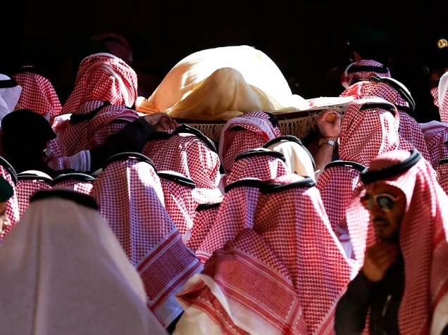O corpo do rei da Arábia Saudita, Abdullah bin Abdul Aziz, é carregado durante funeral na Mesquita Imam Turki Bin Abdullah, em Riade. o rei Abdullah bin Abdul Aziz morreu nesta sexta-feira e seu irmão, Salman, se tornou o novo rei da maior exportação de petróleo do mundo