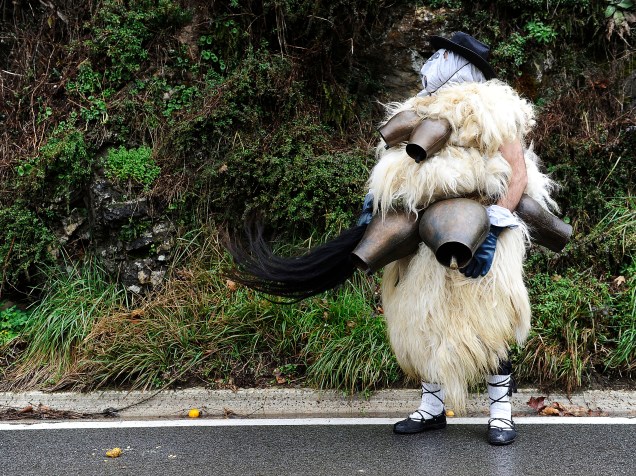 Homem vestindo peles de ovelha e sinos participa do carnaval de Zubieta, em Navarra, norte de Espanha - 27/01/2015