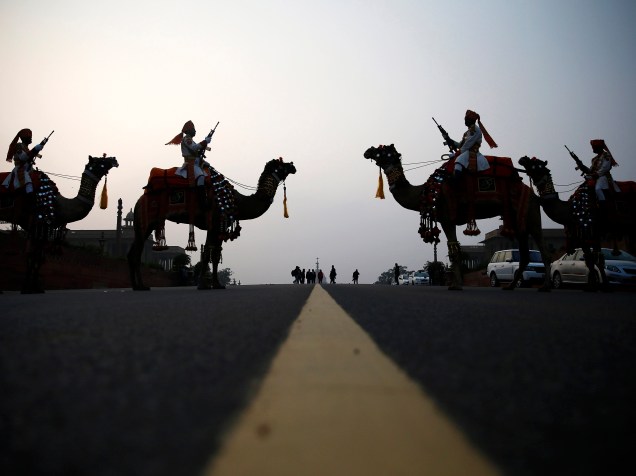 Soldados da Força de Segurança da Fronteira ensaiam com seus camelos para a cerimônia indiana Beating Retreat, em Nova Delhi