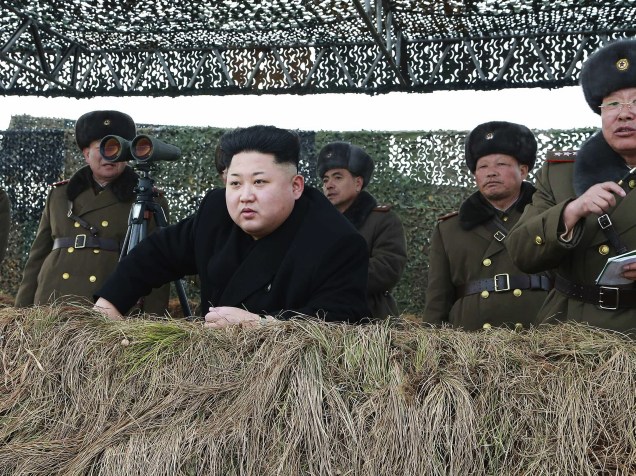 Em imagem divulgada pelo jornal do Partido Oficial, o Rodong Sinmun, o ditador norte-coreano Kim Jong-un observa um treinamento militar em lugar não identificado da Coreia do Norte