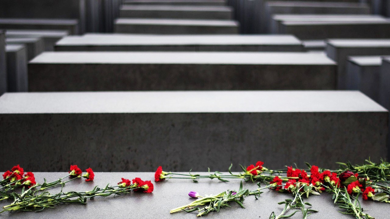 Flores foram postas em cima de bloco de concreto que faz parte do Monumento do Holocausto, em Berlim, em homenagem aos judeus assassinados durante o regime nazista