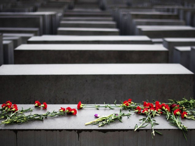 Flores foram postas em cima de bloco de concreto que faz parte do Monumento do Holocausto, em Berlim, em homenagem aos judeus assassinados durante o regime nazista