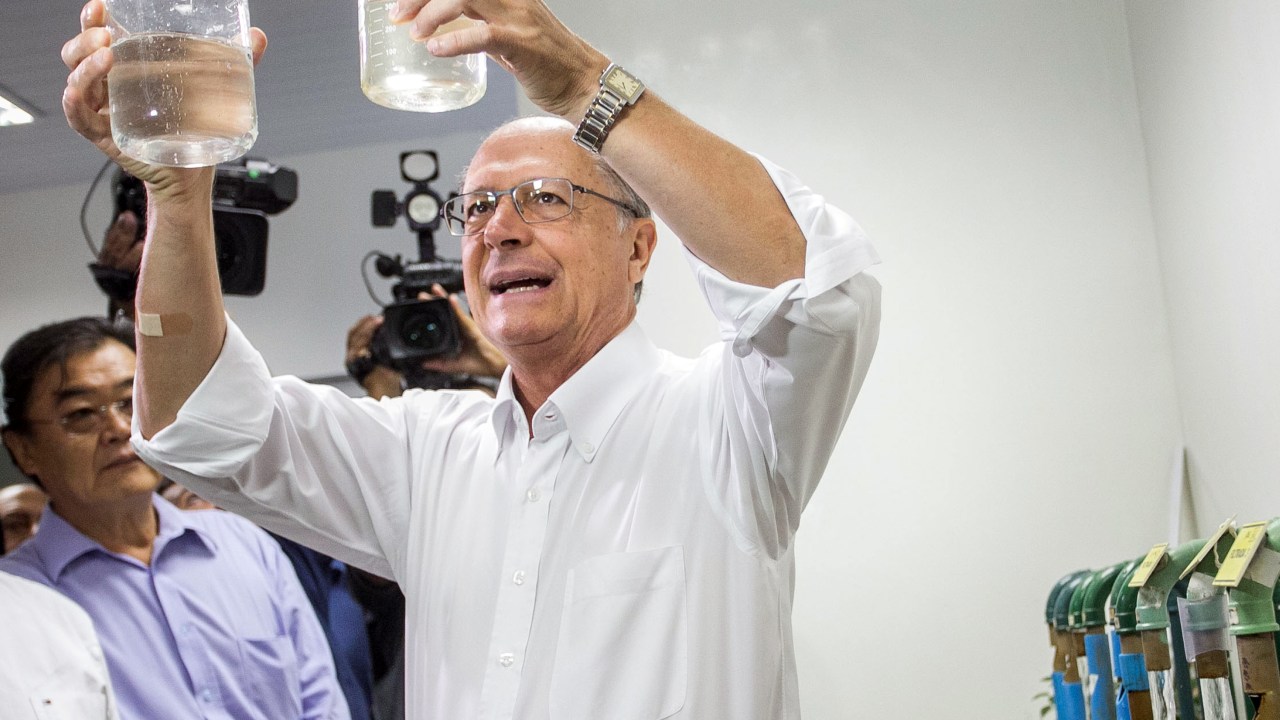 O governador Geraldo Alckmin acompanha tratamento de água durante anúncio do aumento da captação para o abastecimento do Alto Tietê