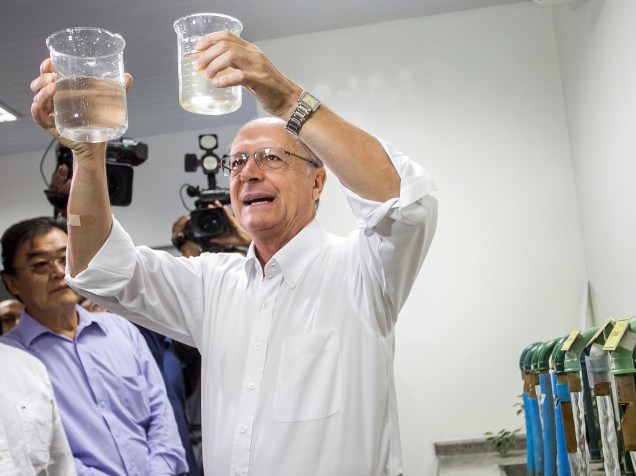 O governador Geraldo Alckmin acompanha tratamento de água durante anúncio do aumento da captação para o abastecimento do Alto Tietê