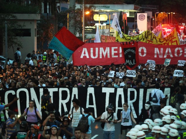 Manifestantes do Passe Livre protestam em Pinheiros, na zona oeste de São Paulo (SP), contra o aumento das tarifas de ônibus, trem e metrô