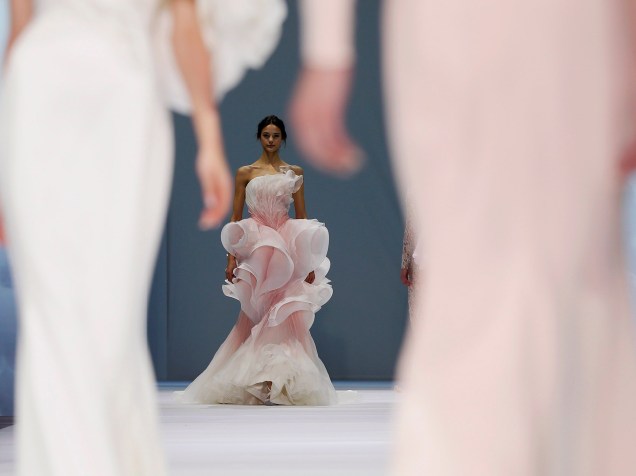 Modelo apresenta coleção da marca de estilistas australianos Ralph & Russo durante a Paris Houte Couture Fashion Week, realizada na França