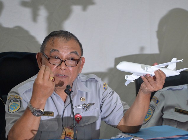 O presidente da Comissão de Segurança de Transporte Nacional da Indonésia, Tatang Kurniadi, durante entrevista coletiva sobre o voo QZ8501 da AirAsia, que caiu no fim de 2014 no mar de Java. Segundo apontam as investigações das caixas-pretas, o co-piloto estava no comando quando o avião caiu de modo repentino, matando todas as 162 pessoas a bordo