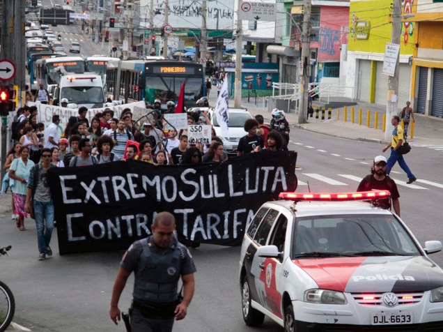 Grupo protesta contra o aumento das tarifas do transporte público em São Paulo, na avenida Dona Belmira Marin, no Grajaú, na zona sul da capital paulista