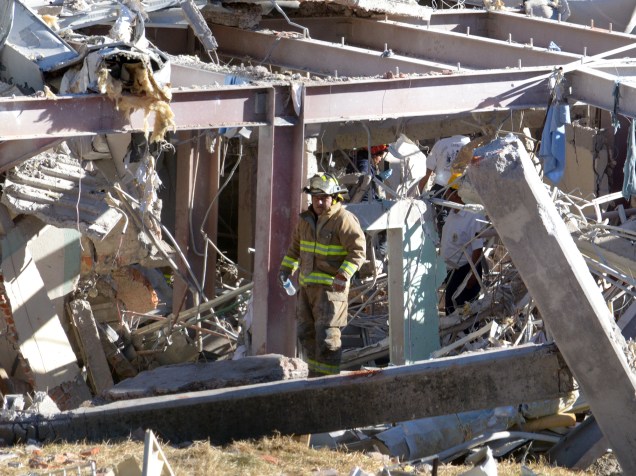 Equipes de resgate trabalham nos destroços do hospital infantil que explodiu em Cuajimalpa, na Cidade do México