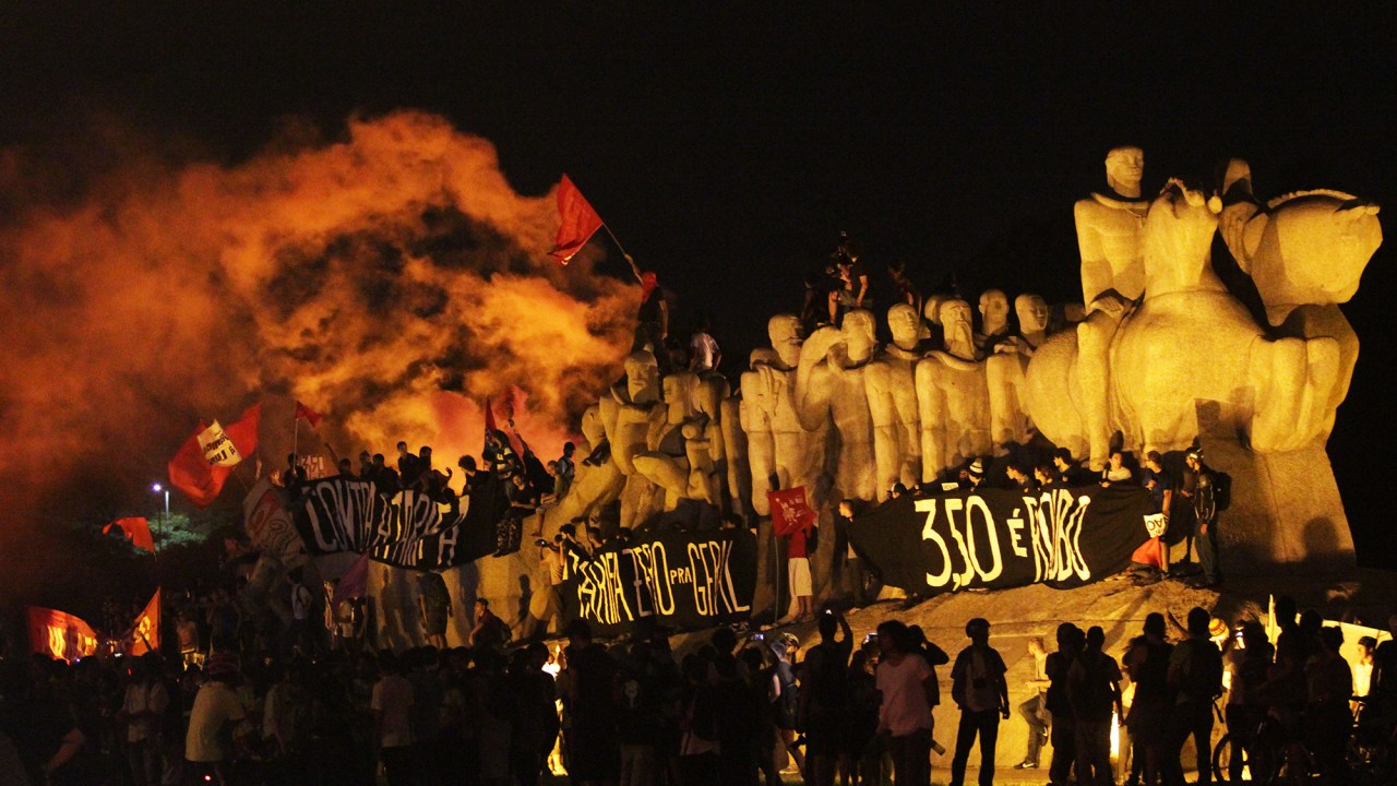Manifestantes sobem no Monumento às Bandeiras, em frente ao Parque do Ibirapuera, durante o sexto ato organizado pelo Movimento Passe Livre (MPL) contra o aumento da tarifa dos transportes públicos em São Paulo, na Zona Sul da cidade