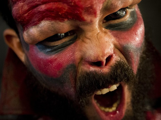Homem conhecido como a Caveira Vermelha foi fotografado durante a Venezuela Tattoo Expo 2015 em Caracas