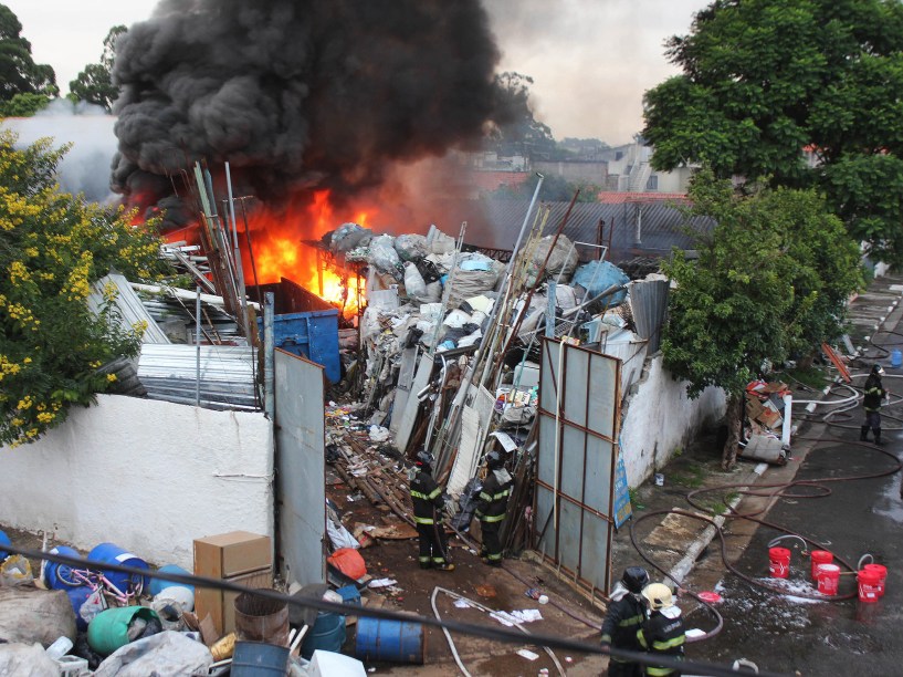 Incêndio de grandes proporções atinge um terreno com materiais recicláveis na rua das Paineiras, no bairro de Socorro, na zona sul de São Paulo - 02/02/2015