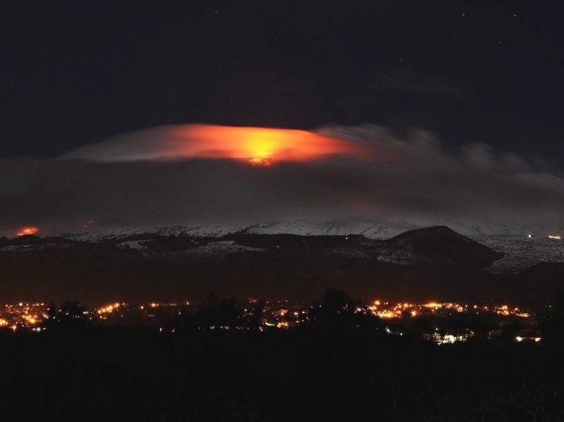 Erupção volcânica ilumina as nuvens sobre o Monte Etna perto de Catania, na Sicília (Itália) - 02/02/2015