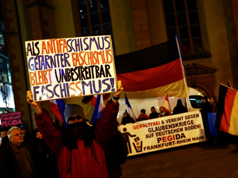 Membros do FRAGIDA, o Movimento Anti-imigração de Frankfurt, junto com o PEGIDA, Movimento Contra a Islamização do Ocidente, durante protesto na Alemanha