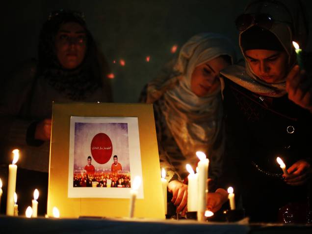 Em frente à Embaixada Japonesa em Amã, jordanos acendem velas durante cerimônias de solidariedade ao Japão contra o Estado Islâmico, pela provável morte do jornalista Kenji Goto