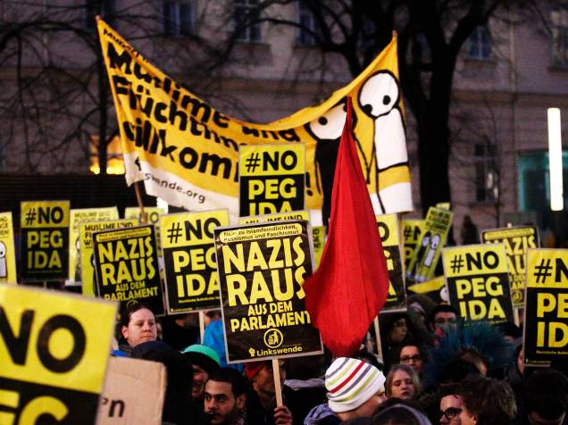 Manifestantes anti-PEGIDA se reunem durante protesto no centro de Viena, capital da Áustria