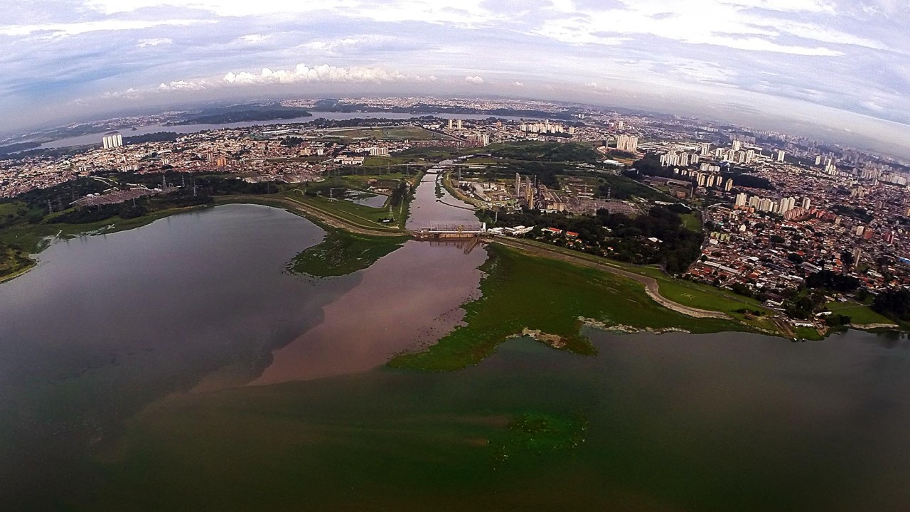 Vista aérea da Represa Billings, na Grande São Paulo