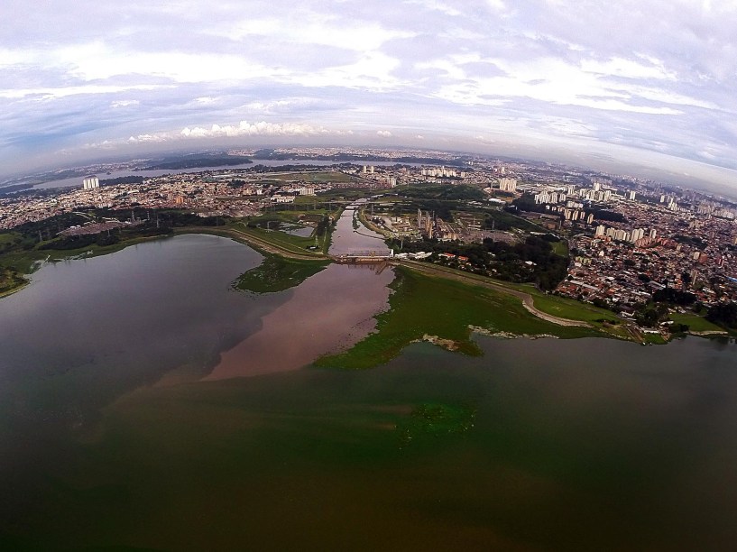 Com comportas abertas, águas do Rio Pinheiros são despejadas na represa Billings. A Sabesp planeja o uso intenso do manancial para abastecer São Paulo