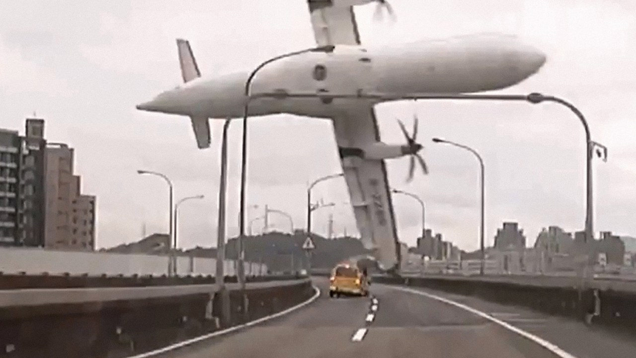 Avião da TransAsisa cai perto de viaduto na cidade de Taipei em Taiwan - 04/02/2015