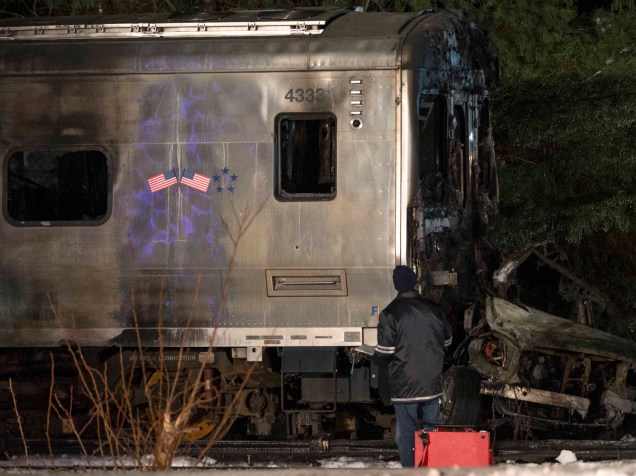 Um carro fico esmagado chocar-se com um trem de passageiros em Valhalla, no subúrbio de Nova York